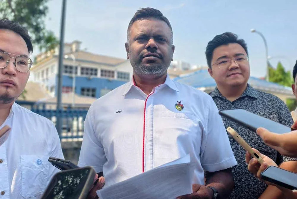 Arul Kumar (tengah)
