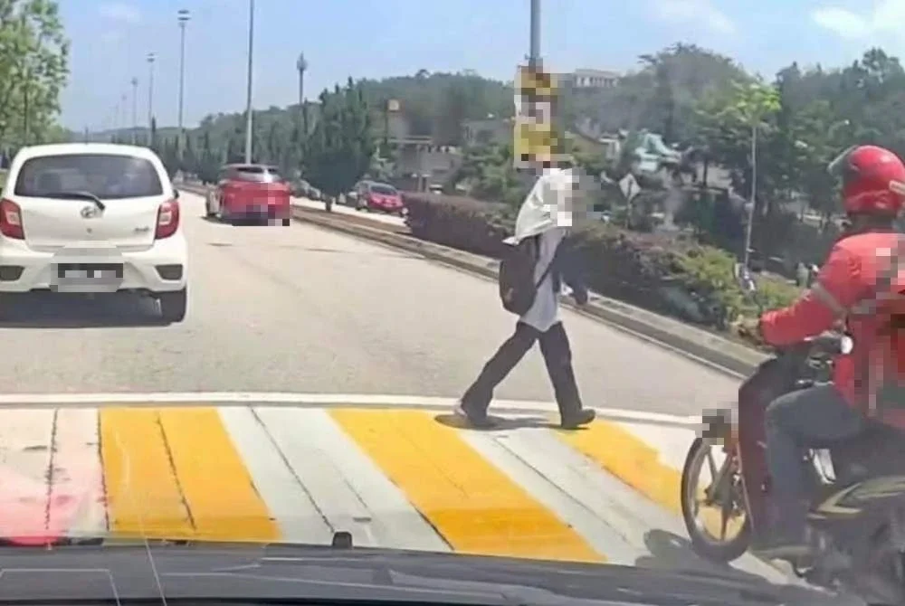 Isnin lalu, tular video memaparkan seorang pelajar dilanggar penunggang motosikal di lintasan zebra.