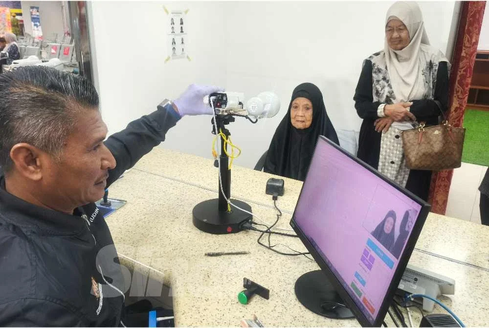 Bedah memperbaharui MyKad Generasi Baharu di Jabatan Pendaftaran Negara (JPN) Kedah di Kompleks Pentadbiran Kerajaan Negeri Kedah, Anak Bukit.