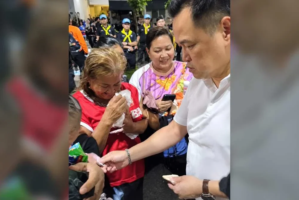 Beberapa penduduk terjejas banjir menerima wang disumbangkan sendiri oleh Anutin. - Foto Agensi