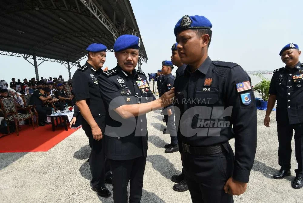 ohd Yusri (kiri) menyempurnakan Sambutan Hari Ulang Tahun PPM Ke-79 di Markas Operasi PPM Pelabuhan Klang pada Khamis.