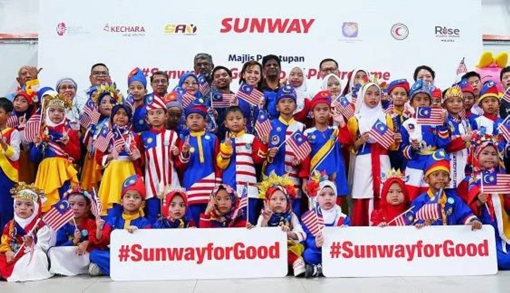 Tengku Zatashah bergambar bersama kanak-kanak yang membuat persembahan pada Program Penutup #SunwayforGood 2026.