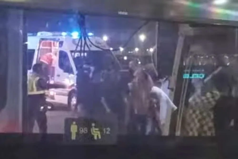 Penerbangan berkenaan mengambil masa kira-kira empat jam untuk tiba di Istanbul sebelum lelaki terbabit ditahan polis sebaik pesawat mendarat.