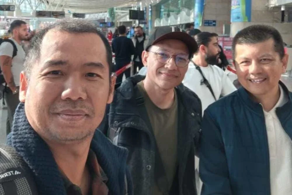 Mohd Taufik (kanan) berada dalam penerbangan itu bersama Editor The Malaysia Press, Mohd Haizal Yatiran (kiri) dan Penolong Pengarah Bahagian Penyelidikan dan Perancangan Program, J-KOM, Muhammad Mahfuz Mohamad.