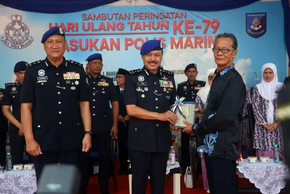 Jakarta menerima penghargaan Anugerah Tokoh Wira PPM 2026 yang disampaikan Mohd Yusri ketika Sambutan Hari Ulang Tahun PPM Ke-79 pada Khamis. Foto: Polis Selangor