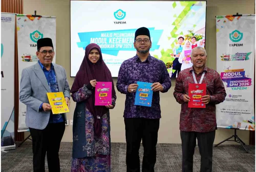 Zulkifli Hasan bersama Timbalannya, Marhamah Rosli, Pengerusi Lembaga Pemegang Amanah YAPEIM, Abdul Khudus Mohd Naaim, Ketua Pengarah YAPEIM, Zabidi Nasam melancarkan Modul Kecemerlangan Pendidikan SPM YAPEIM 2026. Foto Bernama 