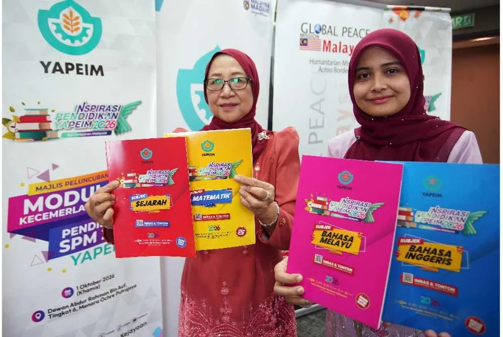 Pegawai YAPEIM menunjukkan Modul Kecemerlangan Pendidikan SPM 2026 YAPEIM yang dilancarkan pada Khamis. Foto Bernama 
