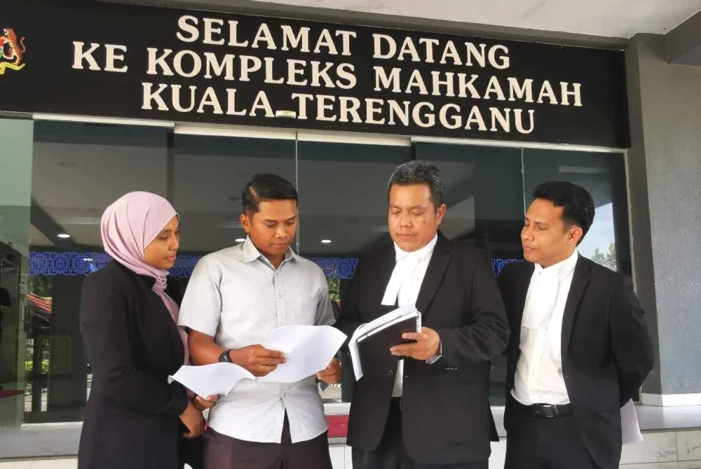 Mohd Hazwan (dua dari kanan) bersama keluarga Muhammad Izz Anaqi selepas berjaya membawa kes saman kecederaan mangsa ke Mahkamah Tinggi Kuala Terengganu.