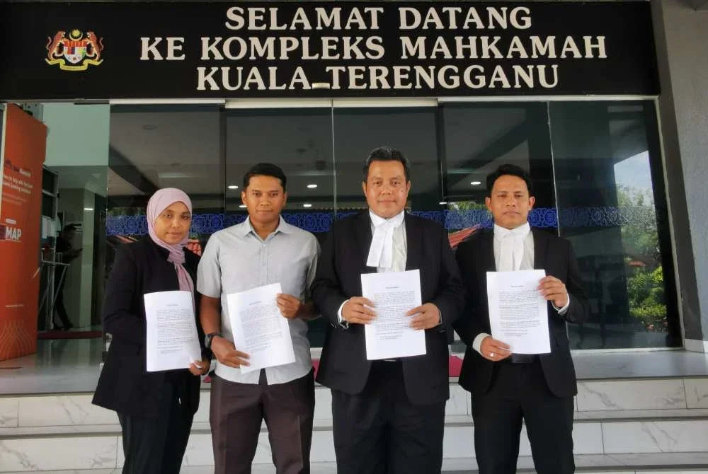 Mohd Hazwan (dua dari kanan) dan barisan peguam Tetuan Rafaei & Co. bersama keluarga plaintif merakam kenangan selepas selesai prosiding kes di Mahkamah Tinggi Kuala Terengganu.