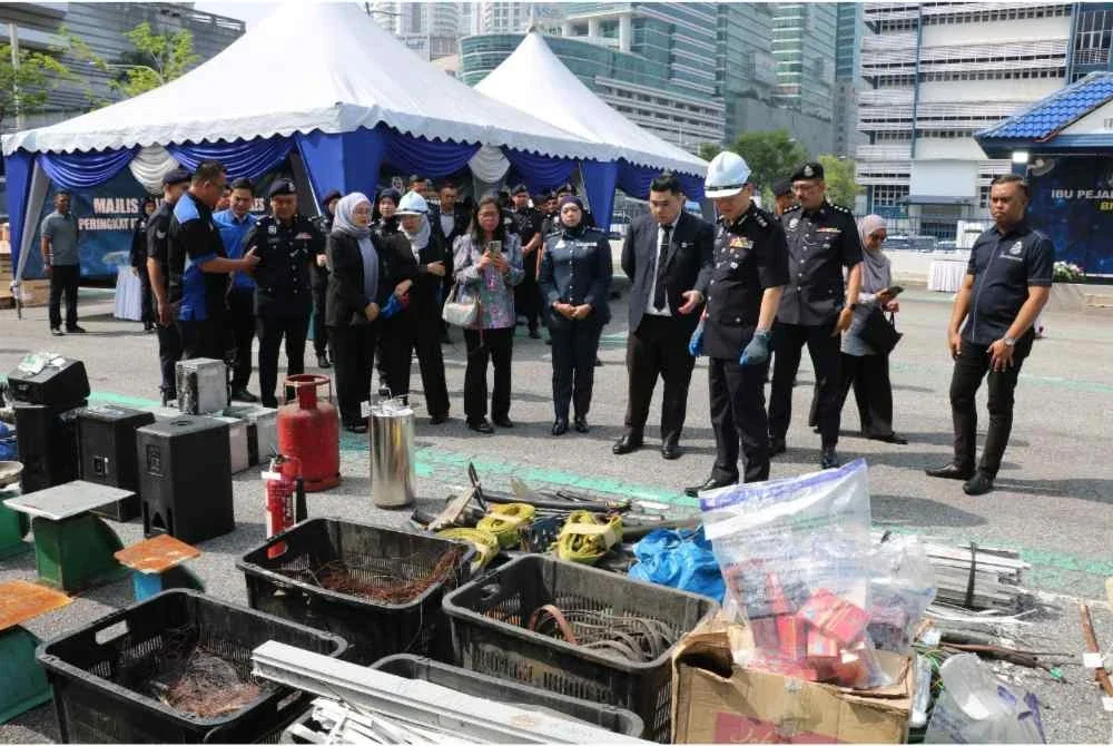 Antara barang kes jenayah yang dilupuskan di IPD Brickfields pada Khamis. Foto: Polis KL