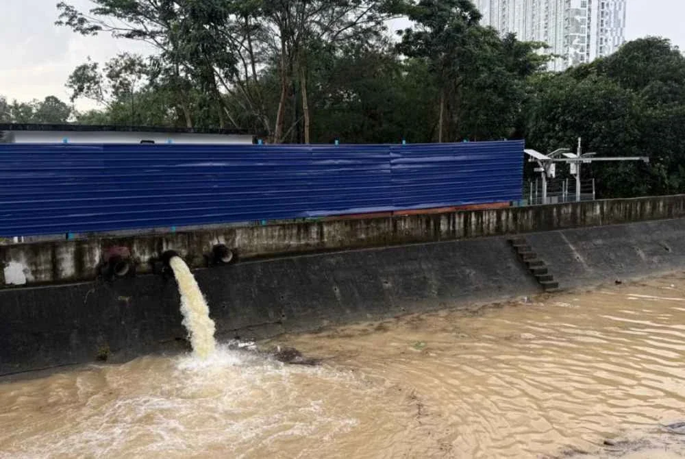 Pam kawalan banjir di Kampung Mohd Amin, Johor Bahru.