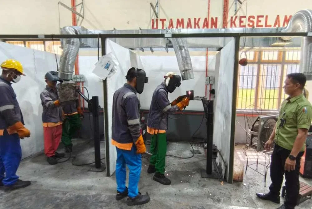Azman sudah mampu melakukan kerja mengimpal dan memotong plat selain menghasilkan pelbagai produk seperti bangku, kerusi, meja, tempat meletakkan pasu bunga serta penyidai pakaian.