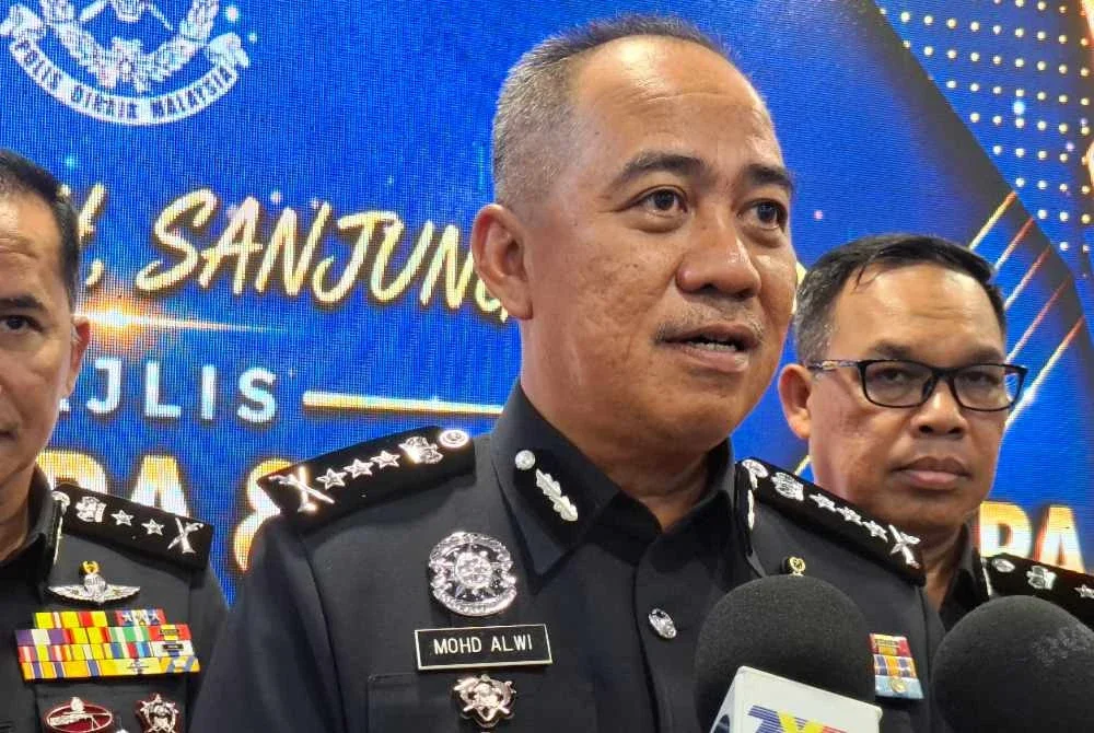 Mohd Alwi (tengah) dalam sidang akhbar pada Khamis.