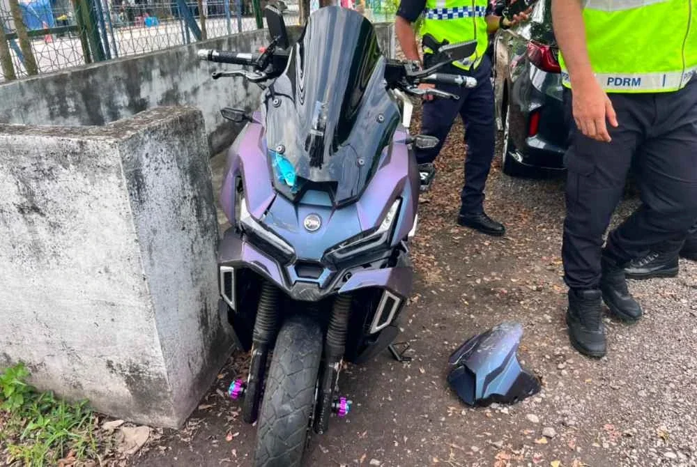 Keadaan motosikal ditunggang mangsa selepas terlibat dalam kemalangan di Kota Tinggi pada Khamis.