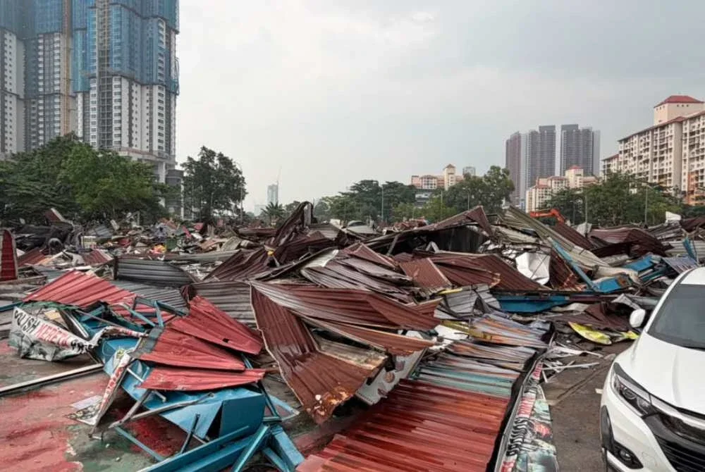 Seramai 98 pengusaha IKS Sri Semarak hilang punca pendapatan selepas kawasan berkenaan dirobohkan pada Khamis.