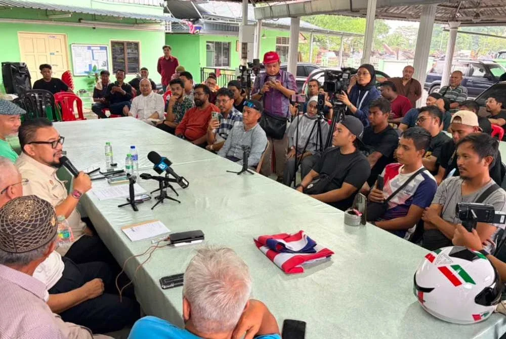 Afdlin Shauki bertemu dengan media dan pengusaha IKS Sri Semarak berhubung isu pengosongan premis berkenaan pada Khamis.