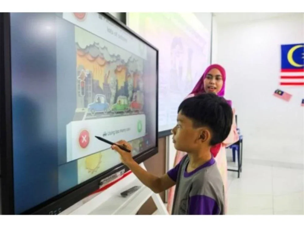 Pengguna papan pintar dalam aktiviti pembelajaran interaktif dengan bimbingan guru