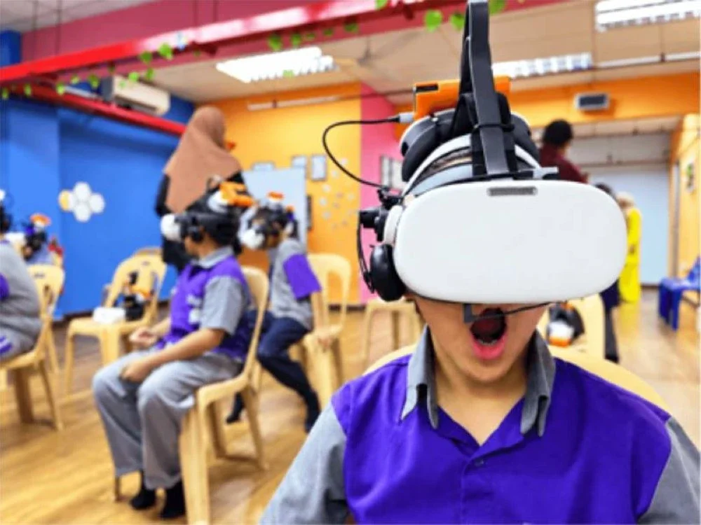Murid Al-Amin Darul Musthofa teruja meneroka pembelajaran melalui teknologi realiti maya (VR), yang menjadikan pengalaman belajar lebih interaktif dan menarik.