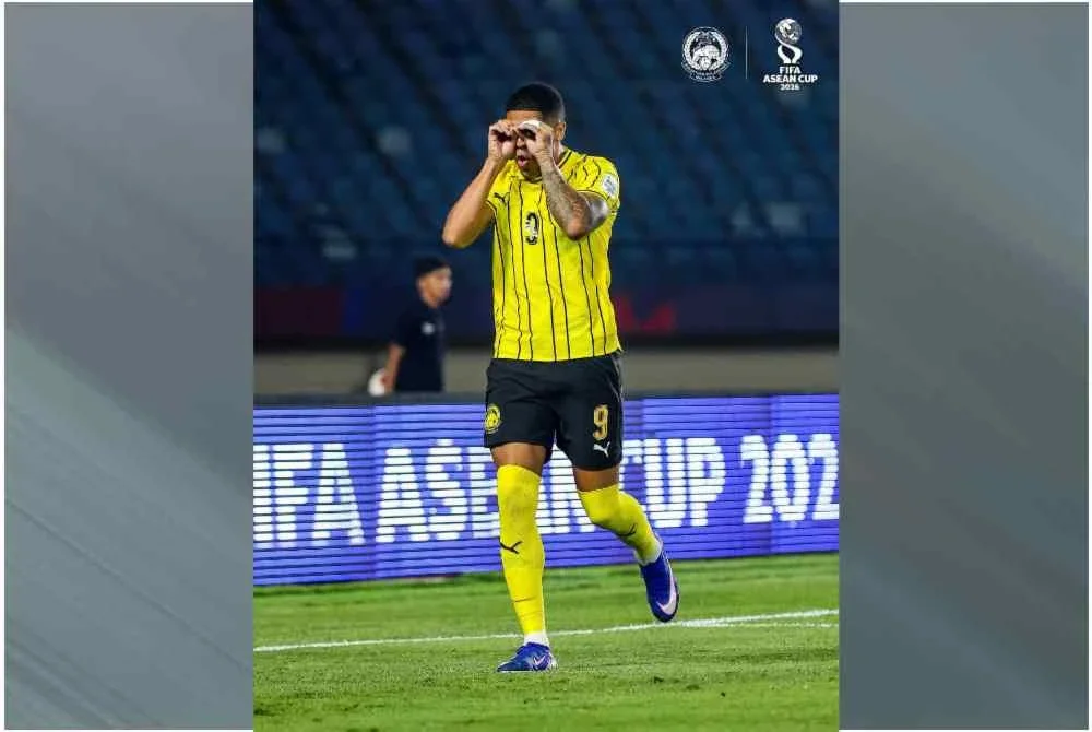 Bergson meledak gol pertama menerusi sepakan penalti untuk meletakkan Malaysia 2-0 ke atas Singapura pada babak pertama. - FOTO: FB Malaysia NT.