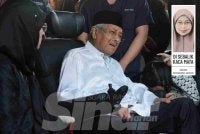 Tun Dr Mahathir mengalirkan air mata ketika istiadat pengebumian Tun Dr Hasmah. Foto: ROSLI TALIB