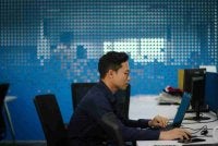 Organisasi adalah sistem saling berhubung. Apa yang kelihatan cekap untuk satu jabatan mungkin mewujudkan beban kerja tambahan di tempat lain. Foto hiasan