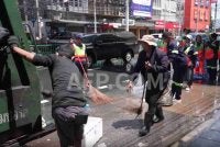Pekerja membersihkan jalan-jalan utama di Bangkok. Foto: AFP