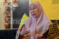 Dr Wan Azizah berkongsi kenangan mengenai Allahyarham Dr Hasmah ketika ditemu bual secara eksklusif Sinar Harian di kediaman rasmi Perdana Menteri di Putrajaya pada Rabu. Foto SINAR HARIAN/ASRIL ASWANDI SHUKOR
