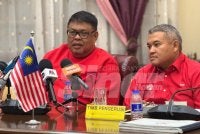 Ab Rauf (kiri) mempengerusikan Mesyuarat UMNO Melaka di Seri Bendahara pada Rabu malam.