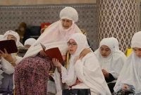 Gambar kenangan Tunku Azizah bersama Tun Dr Siti Hasmah. 