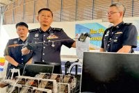 Dennis (tengah) menunjukkan barangan yang dirampas dalam sidang akhbar di IPK Pulau Pinang pada Khamis.