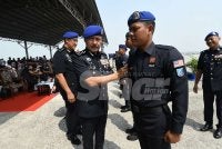 ohd Yusri (kiri) menyempurnakan Sambutan Hari Ulang Tahun PPM Ke-79 di Markas Operasi PPM Pelabuhan Klang pada Khamis.