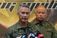 Mohd Shuhaily (kiri) pada sidang media pada Isnin.