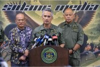 Ketua Pengarah Agensi Kawalan dan Perlindungan Sempadan (AKPS), Datuk Seri Mohd Shuhaily Mohd Zain (tengah) ketika sidang media berkaitan rakaman video membabitkannya di Lapangan Terbang Antarabangsa Kuala Lumpur (KLIA). Foto Bernama 