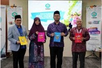 Zulkifli Hasan bersama Timbalannya, Marhamah Rosli, Pengerusi Lembaga Pemegang Amanah YAPEIM, Abdul Khudus Mohd Naaim, Ketua Pengarah YAPEIM, Zabidi Nasam melancarkan Modul Kecemerlangan Pendidikan SPM YAPEIM 2026. Foto Bernama 