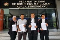 Mohd Hazwan (dua dari kanan) dan barisan peguam Tetuan Rafaei & Co. bersama keluarga plaintif merakam kenangan selepas selesai prosiding kes di Mahkamah Tinggi Kuala Terengganu.