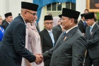 Prabowo (dua dari kanan) bersalaman dengan Arrmanatha yang dilantik sebagai Menteri Luar baharu pada Khamis.
