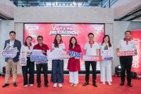 Jessica (empat dari kiri) semasa Kempen Sambutan Ulang Tahun ke-23 Eco-Shop.