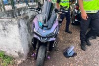 Keadaan motosikal ditunggang mangsa selepas terlibat dalam kemalangan di Kota Tinggi pada Khamis.