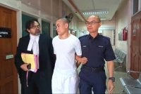 Tertuduh bersama peguamnya (kiri) semasa hadir ke Mahkamah Tawau.