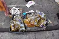 Tangkap layar video yang dikongsikan di Thread menunjukkan minyak masak peket dijual di sebuah pasar di Narathiwat, Thailand. Foto: media sosial