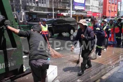 Pekerja membersihkan jalan-jalan utama di Bangkok. Foto: AFP