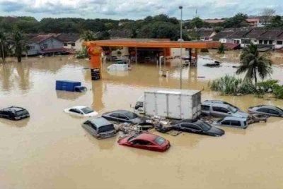 Keadaan banjir di Taman Sri Muda pada Disember 2021 lalu.