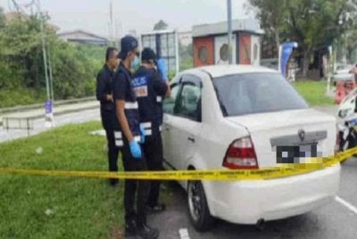 Seorang lelaki berusia lingkungan 50 tahun ditemukan meninggal dunia di dalam sebuah kereta di Jalan Taman Semarak.