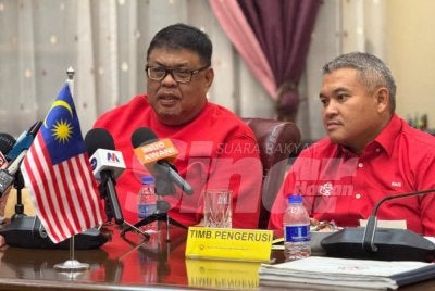 Ab Rauf (kiri) mempengerusikan Mesyuarat UMNO Melaka di Seri Bendahara pada Rabu malam.