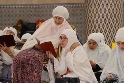 Gambar kenangan Tunku Azizah bersama Tun Dr Siti Hasmah. 
