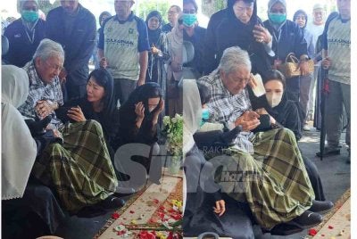 Bekas Perdana Menteri, Tun Dr Mahathir Mohamad gagal menahan kesedihan ketika menziarahi pusara isterinya, Allahyarham Tun Dr Hasmah di Pusara Negara, Presint 20, di sini pada Khamis.