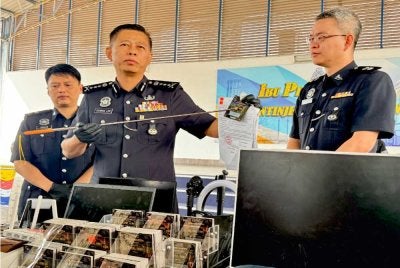 Dennis (tengah) menunjukkan barangan yang dirampas dalam sidang akhbar di IPK Pulau Pinang pada Khamis.