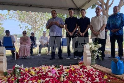 Chong Wei (berdiri, dua dari kiri) dan Mei Choo (berdiri, tengah) menziarahi pusara Allahyarham Dr Hasmah di Pusara Negara, Presint 20, Putrajaya pada Khamis.