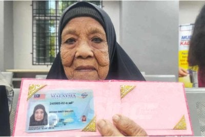 Bedah menunjukkan MyKad Generasi Baharu yang diperolehinya pada Khamis. 