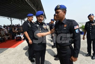 ohd Yusri (kiri) menyempurnakan Sambutan Hari Ulang Tahun PPM Ke-79 di Markas Operasi PPM Pelabuhan Klang pada Khamis.